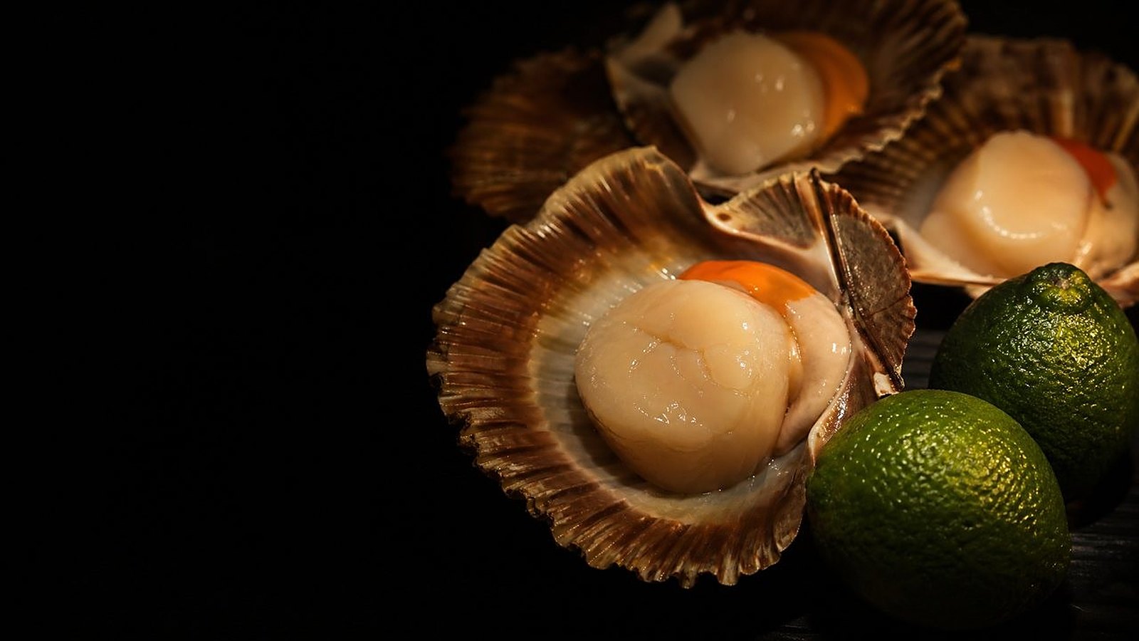 Course III, binchotan scallop, caramelised durian, charred lime